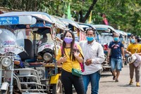 Người dân đeo khẩu trang trên đường phố Vientiane, Lào tháng 3/2020. Ảnh: Tân Hoa xã.