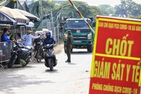 Huyện Đông Anh lập chốt kiểm soát chặt chẽ giữa khu vực giáp ranh Hà Nội-Bắc Ninh. (Ảnh: Thành Đạt/TTXVN).