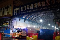 Đội vệ sinh khẩn cấp xuất hiện tại chợ Hoa Nam vào tháng 1/2020 (Ảnh: AFP).