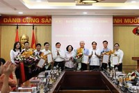 Trưởng Ban Tổ chức Trung ương tặng hoa chúc mừng các cán bộ được bổ nhiệm.