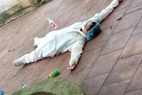 Nhân viên y tế dầm mình trong bộ đồ bảo hộ, làm việc nhiều giờ trong thời tiết nắng nóng gay gắt đã mệt lả nằm ngay xuống sân.