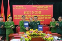 Thiếu tướng Nguyễn Văn Thiện (bên phải) và Thiếu tướng Trần Ngọc Hà, Cục trưởng Cục Cảnh sát Hình sự Bộ Công an trong lễ ký kế hoạch phối hợp. Ảnh: Báo Biên phòng.