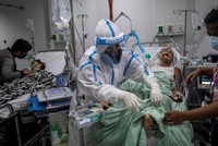 Nhân viên y tế chăm sóc bệnh nhân Covid-19 tại một bệnh viện ở thành phố Quezon, Philippines vào tháng 4. Ảnh: Reuters.