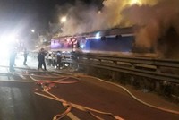 Đám cháy xảy ra tại toa chở hàng của tàu SE8 lucs1h sáng ngày 4/6 (Ảnh: CTV).