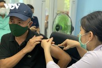 TP.HCM tiếp tục tiêm vaccine xin Covid-19 cho 10 đối tượng.