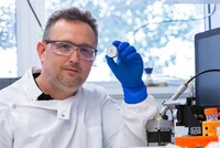 Tiến sĩ David Muller với miếng dán sinh học mật độ cao. Ảnh: Hung Vu.