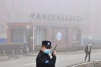 Nhân viên an ninh bên ngoài Viện Virus học Vũ Hán. Ảnh: Reuters.