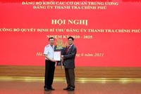 Bí thư Đảng ủy Khối các cơ quan Trung ương Huỳnh Tấn Việt trao quyết định và tặng hoa tân Bí thư Đảng ủy Thanh tra Chính phủ Đoàn Hồng Phong (trái). (Nguồn: thanhtra.com.vn).