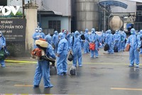 Các trường hợp F1 của nam công nhân mắc Covid-19 được đưa đi cách ly tập trung.