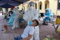 Người dân lấy mẫu xét nghiệm tại xã Mão Điền, huyện Thuận Thành, Bắc Ninh. (Ảnh: Thanh Thương/TTXVN).