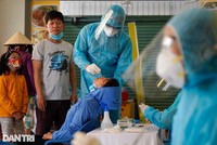 Công tác khoanh vùng, lấy mẫu xét nghiệm những trường hợp tiếp xúc với ca bệnh đang hỏa tốc triển khai (Ảnh: Phạm Nguyễn).