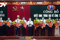 Bí thư Tỉnh ủy Quảng Bình Vũ Đại Thắng trao quyết định và tặng hoa chúc mừng các cán bộ được bổ nhiệm.