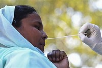 Nhân viên y tế lấy mẫu xét nghiệm COVID-19 tại Srinagar, Ấn Độ. (Ảnh: THX/TTXVN).