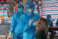 Lực lượng y tế lấy mẫu xét nghiệm cho người dân (Nguồn: HCDC).