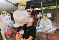 Lấy mẫu xét nghiệm SARS-CoV-2 cho người dân Bắc Ninh. (Ảnh: Thanh Thương/TTXVN).