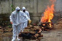 Chuẩn bị hỏa táng bệnh nhân tử vong do COVID-19 tại Guwahati, Assam, Ấn Độ, ngày 5/6/2021. (Ảnh: THX/TTXVN).