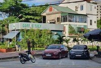 Lực lượng công an chốt chặn tại các điểm thực hiện phong tỏa, cách ly y tế thuộc địa bàn phường Hà Huy Tập (Ảnh: K. Thanh).