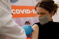 Một phụ nữ tiêm chủng vắc xin Covid-19 Sputnik V tại Nga (Ảnh: Reuters).