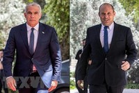 Lãnh đạo đảng Yemina của Israel Naftali Bennett (phải) và lãnh đạo đảng Yesh Atid, ông Yair Lapid. (Ảnh: AFP/TTXVN).