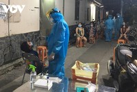 Nhân viên y tế lấy mẫu xét nghiệm 250 người dân tại khu vực phong tỏa có ca mắc Covid-19.