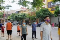 Bắc Ninh: Đình chỉ chủ tịch xã ký giấy cho dân đi chợ trong vùng dịch