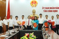 Chủ tịch UBND tỉnh Bình Định Nguyễn Phi Long (ảnh thứ 6, từ trái sang) trao các quyết định bổ nhiệm cán bộ.