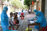 Người dân chờ đến lượt lấy mẫu xét nghiệm ở tổ dân phố Tân Quý, phường Thạch Quý, thành phố Hà Tĩnh. (Ảnh: Công Tường/TTXVN).