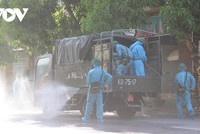 Lực lượng chức năng phun hóa chất khử khuẩn tại phường Hưng Dũng nơi phát hiện ca mắc Covid-19.