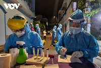 Nhân viên y tế quận Bình Tân lấy mẫu ở khu dân cư Nam Long (Ehome 3).