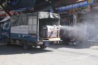 Phun khử khuẩn khu vực chợ Cốc Lếu - nơi ca bệnh từng đặt chân đến.