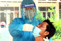 Cán bộ y tế tỉnh Tiền Giang lấy mẫu dịch các trường hợp nghi ngờ để xét nghiệm SARS CoV-2.