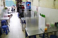Các hàng ăn uống được mở cửa trở lại khi đảm bảo giãn cách và đóng cửa trước 21h.