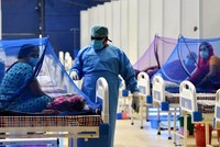 Bệnh nhân nhiễm COVID-19 được điều trị tại bệnh viện ở New Delhi, Ấn Độ. (Ảnh: THX/TTXVN).