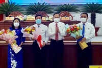 Ủy viên Bộ chính trị, Phó Chủ tịch thường trực Quốc hội Trần Thanh Mẫn tặng hoa chúc mừng Chủ tịch và các Phó Chủ tịch HĐND tỉnh Hậu Giang vừa đắc cử.