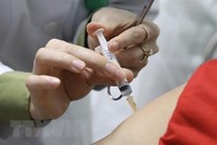 Tiêm thử nghiệm vaccine Nano Covax cho tình nguyện viên. (Ảnh: Minh Quyết/TTXVN).
