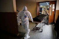 Một bệnh nhân tử vong do Covid-19 được đưa ra khỏi giường bệnh ở San Lorenzo, Paraguay, nơi hiện có tỷ lệ tử vong hàng ngày do dịch bệnh cao nhất thế giới. Ảnh: AP.