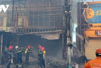 Triển khai dập lửa ngăn chặn đám cháy lây lan.