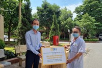 Bảo hiểm BSH ủng hộ vật tư y tế cho bác sĩ tuyến đầu ở Bắc Giang và Bắc Ninh.