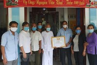 Cụ ông Nguyễn Văn Khai (thứ 5 từ trái sang), 100 tuổi, ngụ tại khóm Mỹ Thới, thị trấn Mỹ Thọ, huyện Cao Lãnh, Đồng Tháp, đã đóng góp tiền tiết kiệm cho Quỹ phòng, chống dịch bệnh COVID-19 và được Lãnh đạo Ủy ban MTTQ Việt Nam tỉnh Đồng Tháp đến trao Bằng khen Về hành động nhân ái ủng hộ phòng, chống dịch bệnh COVID-19. (Ảnh: TTXVN phát)