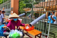 TP.HCM: Sau ATM gạo lại đến ống trượt cơm giúp người nghèo