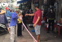 Người dân mua thực phẩm ở Khu vực Chợ Bà Chiểu , quận Bình Thạnh.