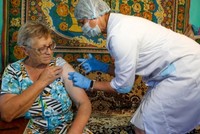 Một người phụ nữ được tiêm vaccine EpiVacCorona tại làng Talovka, quận Kamyshin, Nga. Ảnh: TASS.