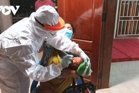 CDC Đắk Lắk lấy mẫu xét nghiệm cho những người tiếp xúc gần với trường hợp dương tính với SARS-CoV-2.