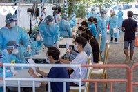 Người dân Campuchia đi xét nghiệm Covid-19.