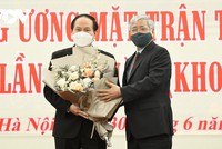 Chủ tịch UBTƯ MTTQ Việt Nam Đỗ Văn Chiến tặng hoa chúc mừng ông Lê Tiến Châu.