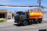 Xe chuyên dụng của Bộ chỉ huy Quân sự tỉnh Bà Rịa-Vũng Tàu phun khử khuẩn, tiêu độc trên các trục đường, con hẻm liên quan đến ca nhiễm SARS-CoV-2 tại xã Phước Tỉnh, huyện Long Điền. (Ảnh:Huỳnh Ngọc Sơn/TTXVN).