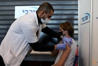 Một người Israel được tiêm chủng (Ảnh: Reuters).