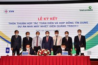 Ông Nguyễn Thanh Tùng – Phó Tổng Giám đốc Vietcombank (bên phải) và ông Nguyễn Xuân Nam – Phó Tổng Giám đốc EVN (bên trái) ký kết Hợp đồng tín dụng tài trợ dự án NMND Quảng Trạch 1 dưới sự chứng kiến của lãnh đạo các Bộ, Ngành, cùng lãnh đạo EVN và Vietcombank.
