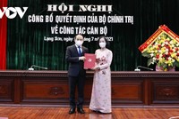 Uỷ viên Bộ Chính trị, Trưởng ban Tổ chức Trung ương Trương Thị Mai trao Trao quyết định và tặng hoa chúc mừng ông Nguyễn Quốc Đoàn.