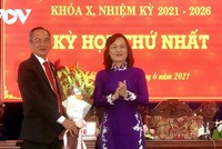 Bà Lê Thị Ái Nam - Phó Bí thư Thường trực Tỉnh ủy Bạc Liêu, nguyên Chủ tịch HĐND tỉnh Bạc Liêu khóa IX tặng hoa chúc mừng ông Lữ Văn Hùng đắc cử chức Chủ tịch HĐND tỉnh Bạc Liêu khóa X, nhiệm kỳ 2021-2026.